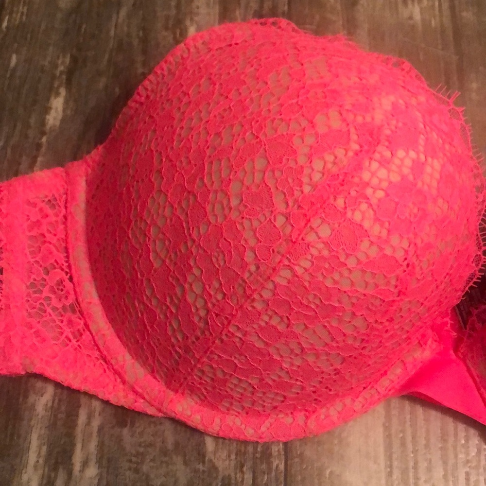 New Bright pink lace Victoria Secrets Bra 38-D